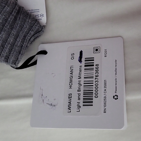 Womens light and bright mittens by lulu lemon! - Picture 9 of 10